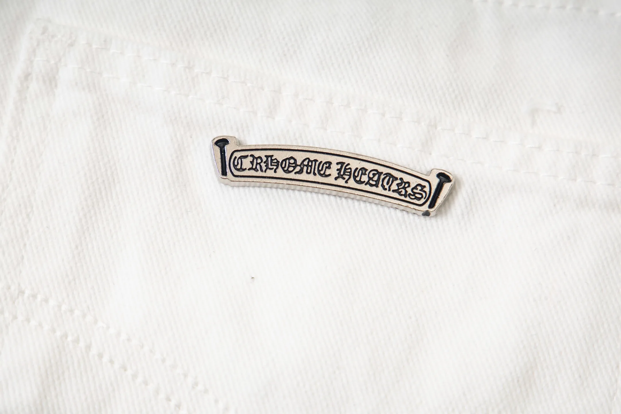P220 high version, running quantity) Chrome Hearts white pants, green leather, hot style patchwork couple's best friend jeans. CH jeans need to be washed and then disassembled and hand-ordered with sheepskin cross leather and then spliced ​​to complete. The whole piece has too many craftsmanship to describe. The patches are decorated with cross flowers, and the high-waisted washed jeans! ! Absolutely high-end luxury products, god-level single products and super popular products, made with top heavy industry, a must-see magic weapon. Customized hardware. The fabric is thick and soft after washing. It has good breathability. Customized small leather label. Unique design. The details are simple and elegant, and the workmanship is exquisite. The entire trousers are neatly routed and the details are in place! It’s so cool that both men and women can easily control the genderless trend! Style number: 1816# Color: white pants and green leather Size: 28 30 32 34 36